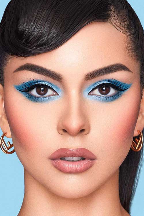 Amazing matte blue eyeshadow look with nude lips for summertime