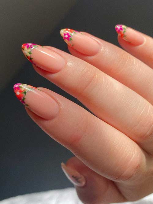 Stunning log almond French nails with flowers for spring 2023