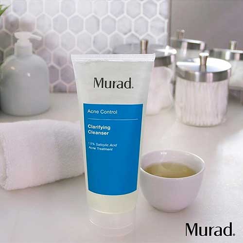 Murad Clarifying Cleanser is a gel cleanser that contains salicylic acid and triclosan and helps to reduce acne breakouts