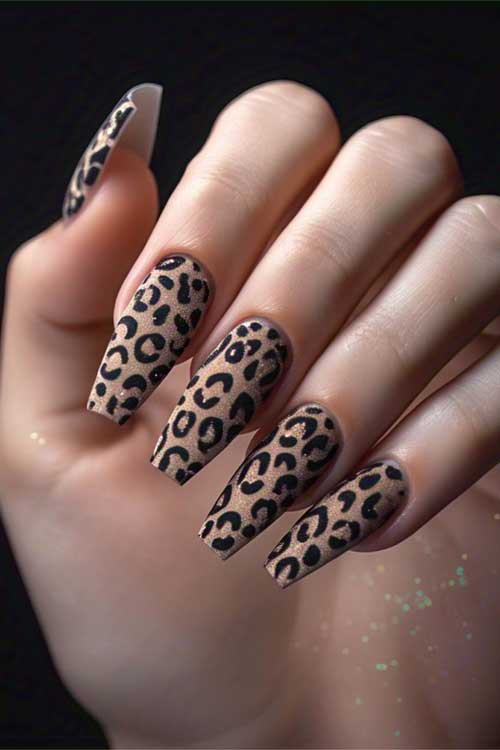 Coffin-shaped nails featuring a stylish leopard print design, enhanced with a touch of glitter for extra flair.