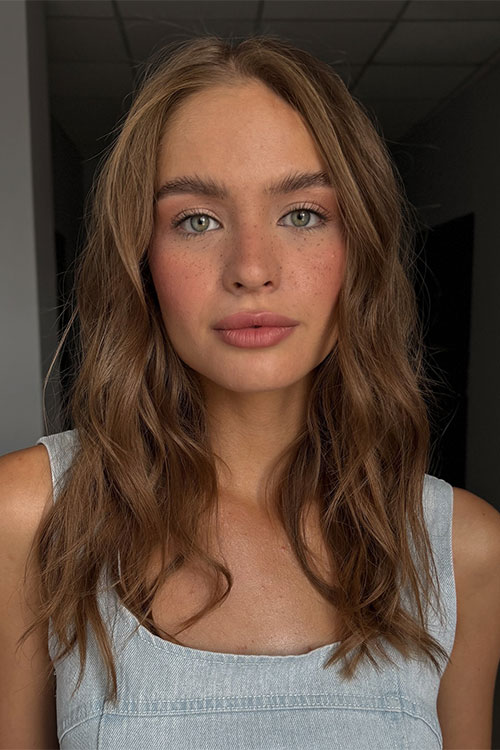 Beachy waves and natural summer makeup look