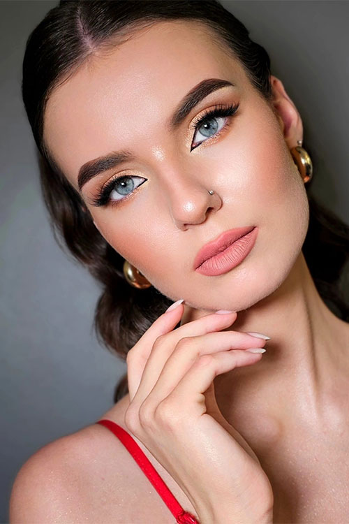 Peach blush summer makeup with gold glitter eyes and matte soft red lips