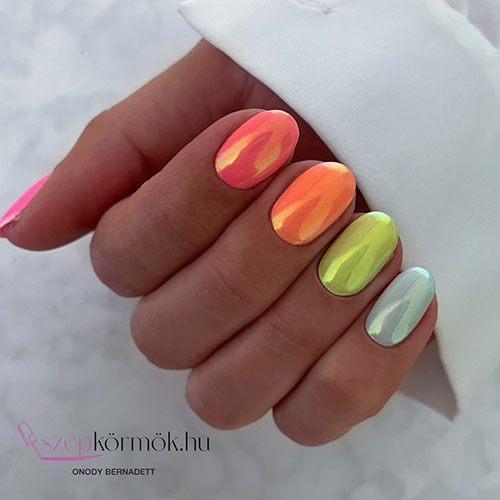 Short summer multicolored nails with chrome effect