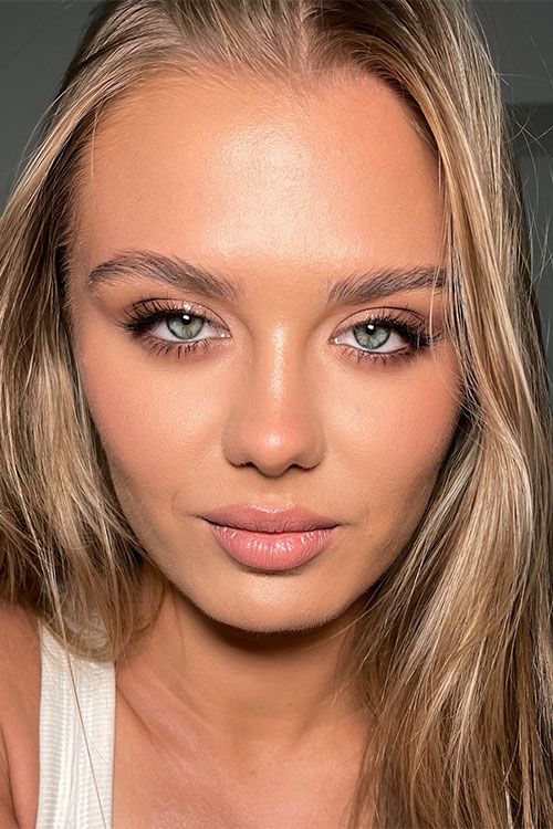 Stunning summer makeup features a natural and dewy complexion makeup, nude lips, and Soft smoky eyes